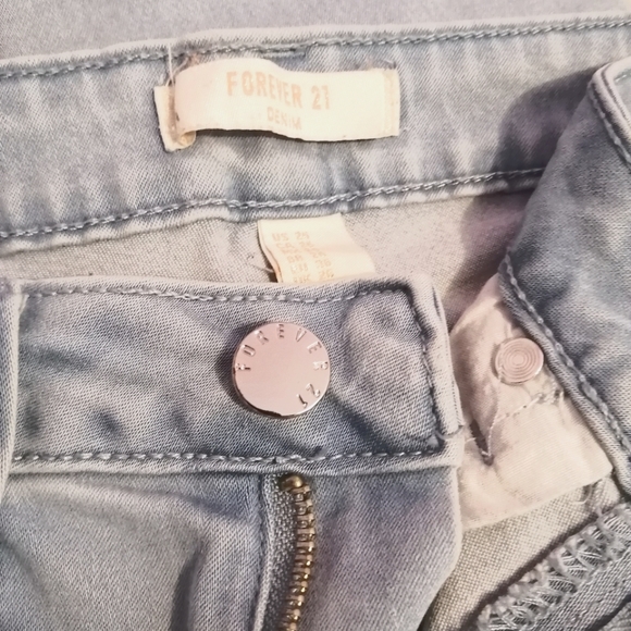 2FOR30 Forever 21 Light Wash Stretchy Skinny Jeans - Picture 3 of 4